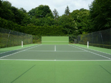 Tennis bton poreux vert vert et mur entrainement